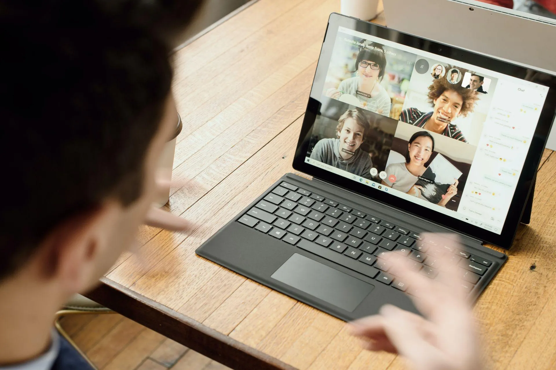 Videokonferenz auf einem Laptop