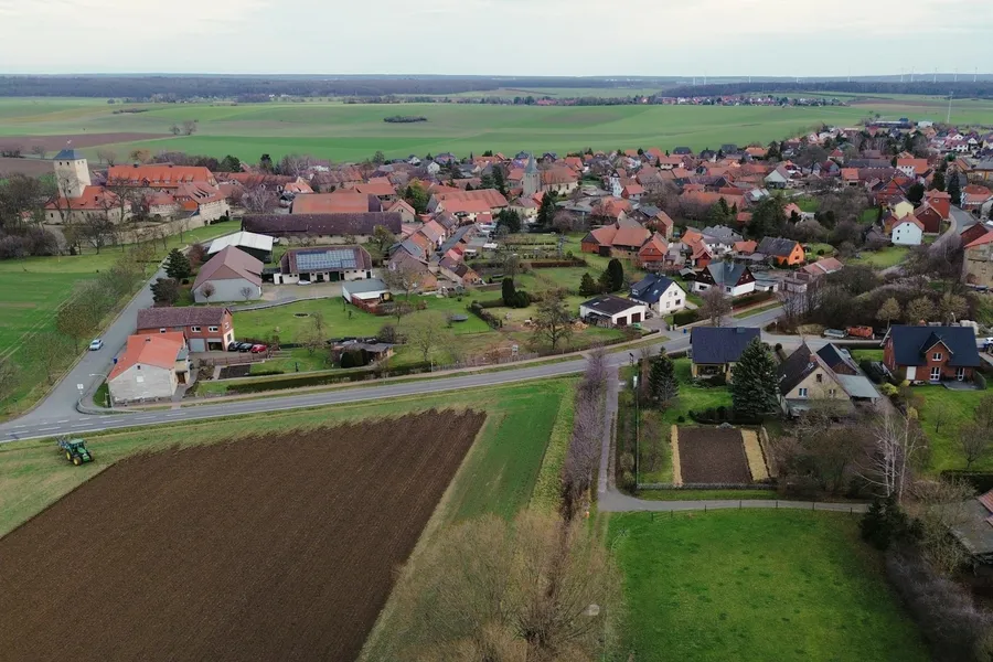 Dorf mit Feldern aus der Luft